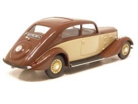 vieille voiture française brune et beige
