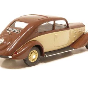 vieille voiture française brune et beige