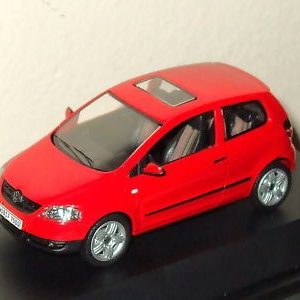 vieille petite voiture rouge