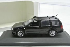 vieille voiture break noir