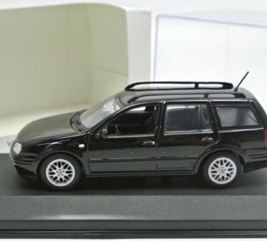 vieille voiture break noir