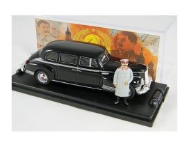 vieille voiture d'europe de l'est limousine noire