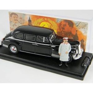 vieille voiture d'europe de l'est limousine noire