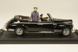 vieille voiture limousine noire de l'est