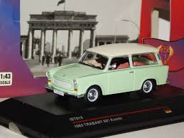 vieille voiture break verte et blanche