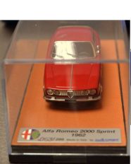 vieille voiture italienne rouge