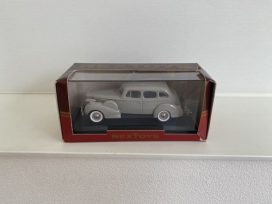 vieille voiture berline grise