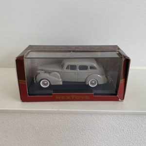 vieille voiture berline grise