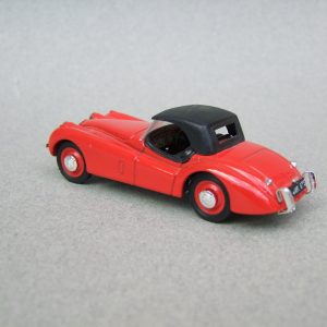 vieille voiture de sport cabriolet anglaise rouge