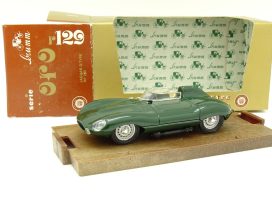 vieille voiture de sport anglaise verte