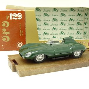 vieille voiture de sport anglaise verte