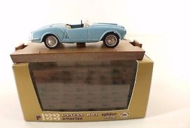 vieille voiture italienne cabriolet bleu