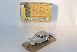 vieille voiture italienne berline grise