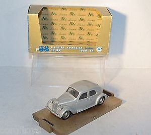 vieille voiture italienne berline grise