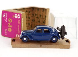 vieille voiture italienne berline bleu