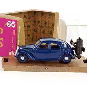 vieille voiture italienne berline bleu