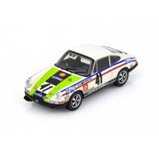 vieille voiture de course verte et blanche