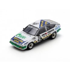 vieille voiture de sport coupe blanche et verte