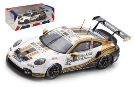 voiture de course blanche et or