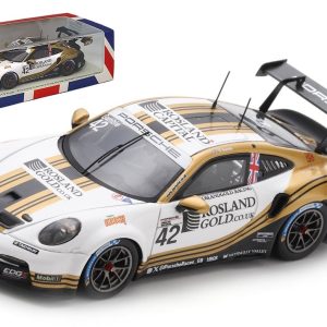 voiture de course blanche et or