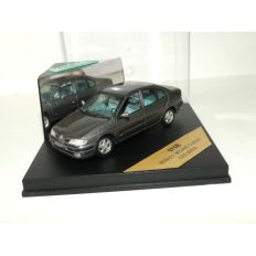 vieille voiture française berline grise