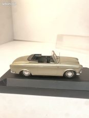 vieille voiture française cabriolet gris