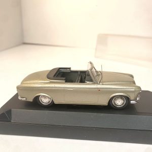 vieille voiture française cabriolet gris