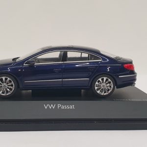 voiture berline allemande bleu