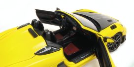 voiture de sport cabriolet jaune et noire
