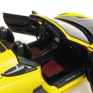 voiture de sport cabriolet jaune et noire