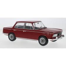 vieille voiture 4 portes rouge