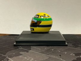 vieux casque de pilote de course de formule 1 vert et jaune