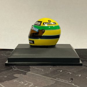 vieux casque de pilote de course de formule 1 vert et jaune