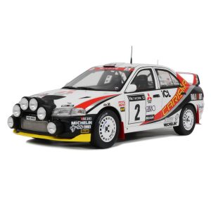 vieille voiture de rallye blanche verte et rouge