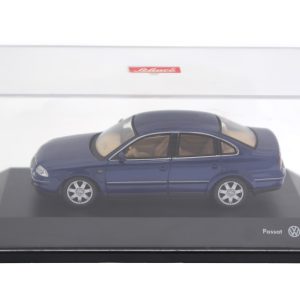 vieille voiture allemande berline bleu