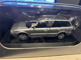 vieille voiture break allemande grise