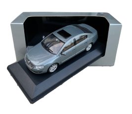 voiture berline grise