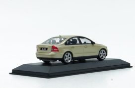 vieille voiture grise suedoise