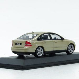 vieille voiture grise suedoise