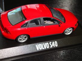 vieille voiture suedoise rouge