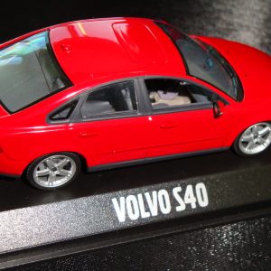 vieille voiture suedoise rouge