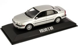 vieille grosse voiture suedoise grise