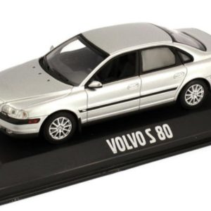 vieille grosse voiture suedoise grise