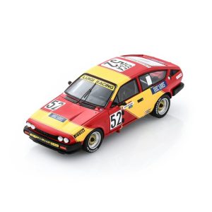 vieille voiture italienne de course jaune et rouge