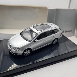 vieille voiture allemande break grise