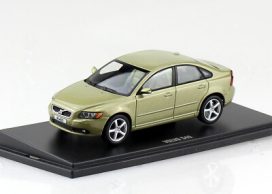 vieille voiture suedoise verte