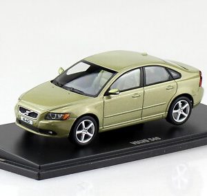 vieille voiture suedoise verte