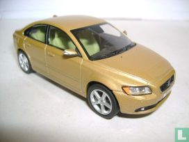 vieille voiture suedoise doree