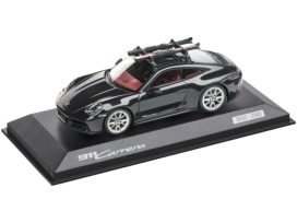 voiture allemande de sport noire avec ski sur le toit