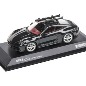 voiture allemande de sport noire avec ski sur le toit